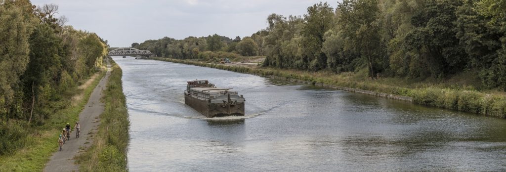 Point de vue sur la future confluence entre le canal de la Sensée et le Canal Seine-Nord Europe avec vue à droite sur le quai travaux d’Aubencheul-au-Bac en chantier – Été 2025 @SCSNE-Patrick Bogner